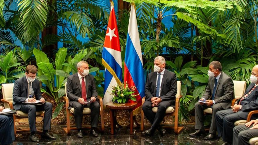 El presidente cubano, Miguel Díaz-Canel (3.ª de la derecha), y el vicepresidente de Rusia, Yuri Borisov, en una reunión en La Habana, 12 de octubre de 2021.
