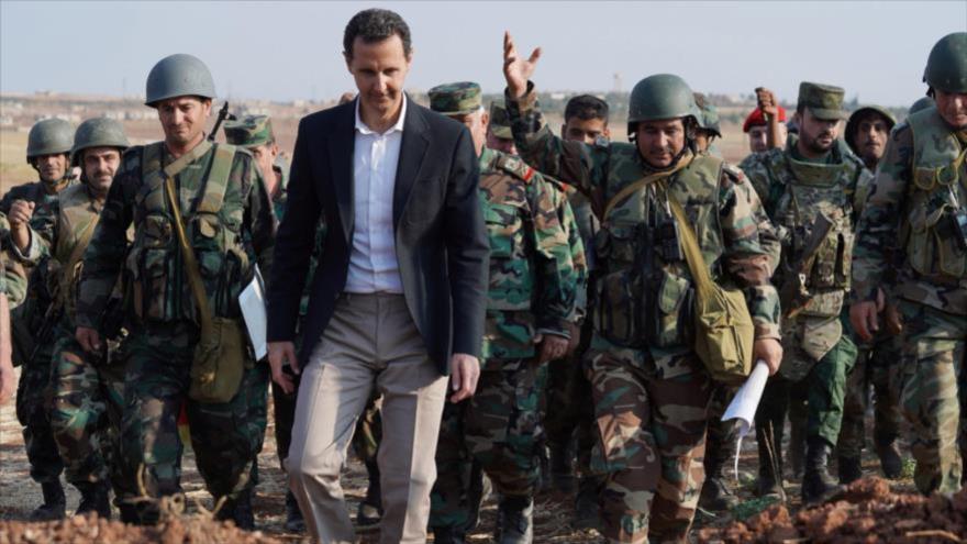 El presidente sirio, Bashar al-Asad, se reúne con un grupo de soldados del Ejército en Idlib (noroeste), 22 de octubre de 2019. (Foto: SANA)