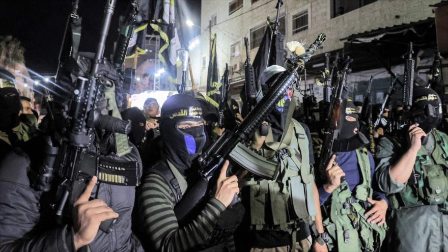 Fuerzas de las Brigadas Al-Quds, entre otros grupos de Resistencia palestina, en un desfile, Cisjordania, 16 de agosto de 2021. (Foto: AFP)