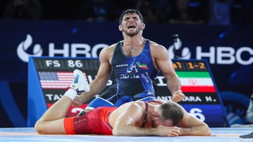 El luchador del equipo nacional de Irán, Hassan Yazdani, derrota a su rival estadounidense David Taylor en los Campeonatos del Mundo de Lucha, Oslo, Noruega, 3 de octubre de 2021.