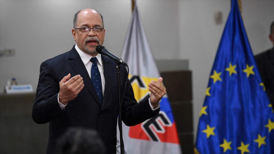 Presidente del CNE de Venezuela, Pedro Calzadilla, en una reunión con encargado de negocios de la delegación de UE en Venezuela, Caracas, 30 de septiembre de 2021. (Foto: AFP)