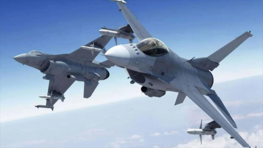 Dos aviones de combate F-16V, de fabricación estadounidense, en pleno vuelo. 