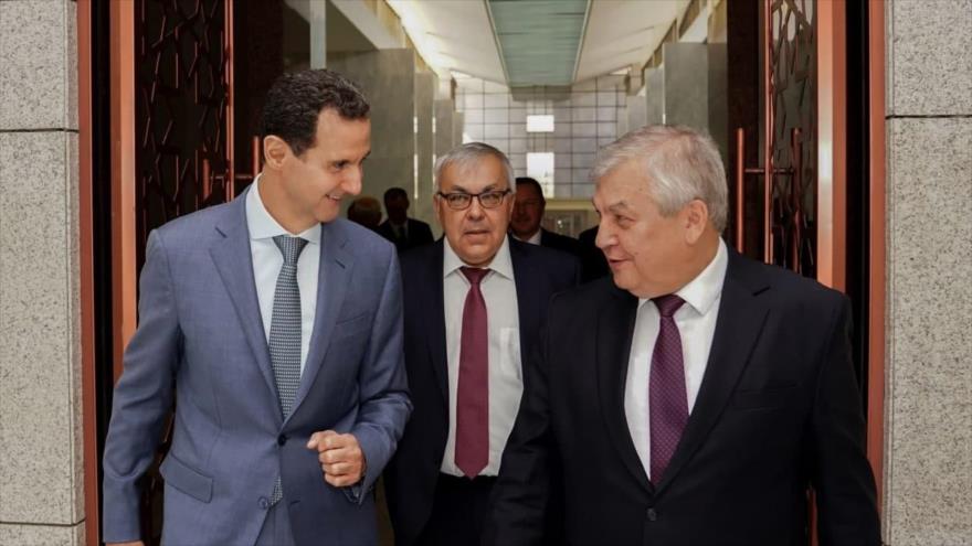 El presidente de Siria, Bashar al-Asad (izda.) recibe a la delegación rusa en Damasco, capital siria, 17 de octubre de 2021 (Foto: Sana)