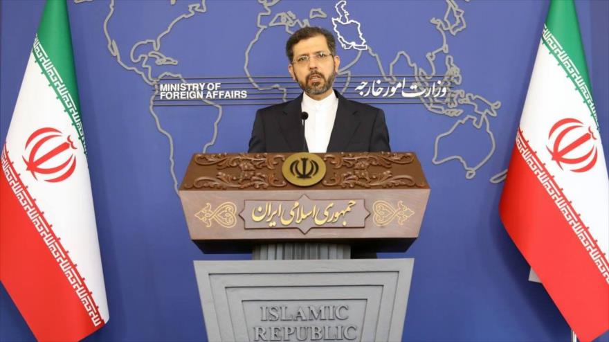 El portavoz de la Cancillería de Irán, Said Jatibzade, ofrece una rueda de prensa en Teherán, la capital.