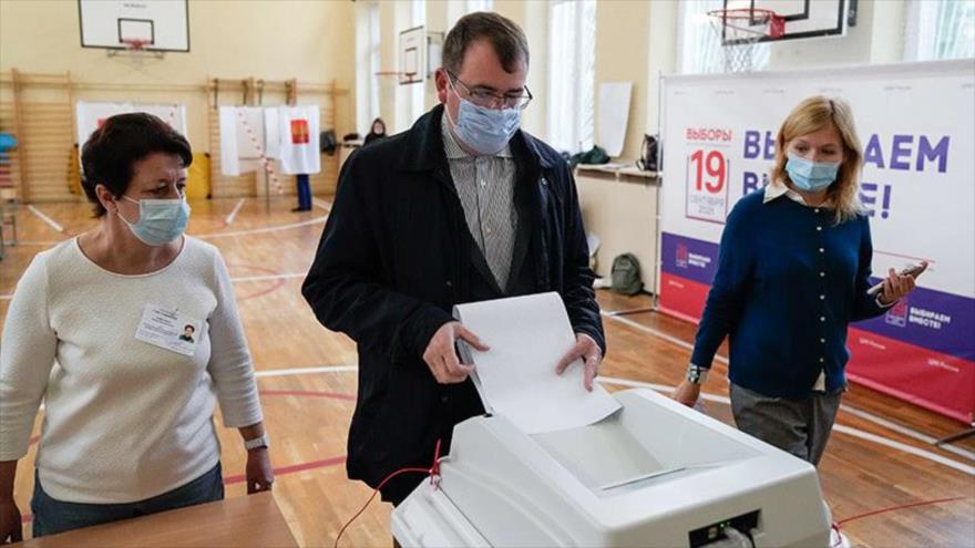 Un hombre deposita su voto en un colegio electoral en las elecciones parlamentarias en Moscú, Rusia, 17 de septiembre de 2021. (Foto: AP)