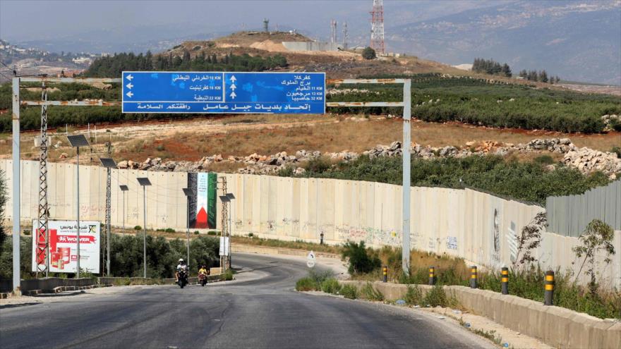 Muro fronterizo en la frontera de El Líbano con la ciudad de Metulla, en el norte de territorios ocupados por Israel, 4 de agosto de 2021. (Foto: AFP)