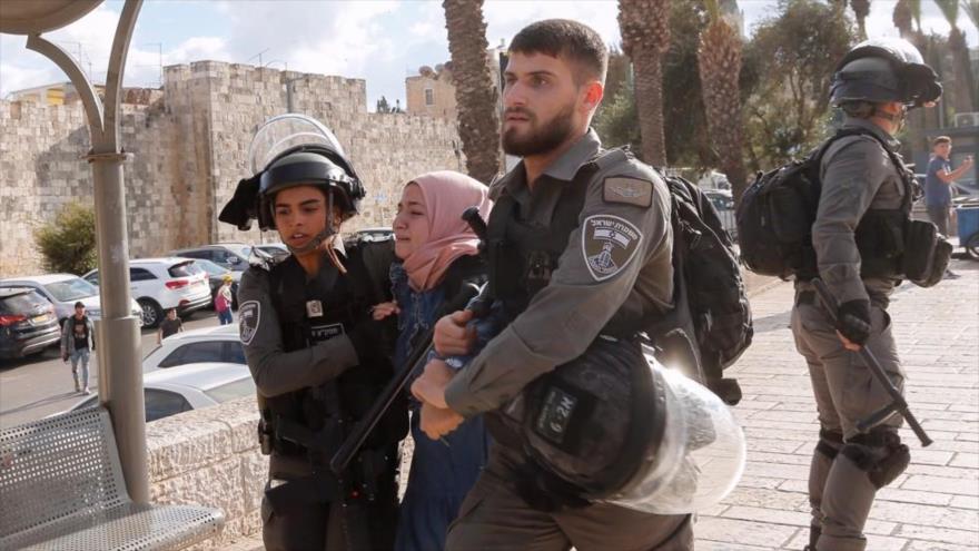 Fuerzas israelíes arrestan a una palestina durante choques en la Puerta de Damasco, en la zona ocupada de Al Quds, el 19 de octubre de 2021 