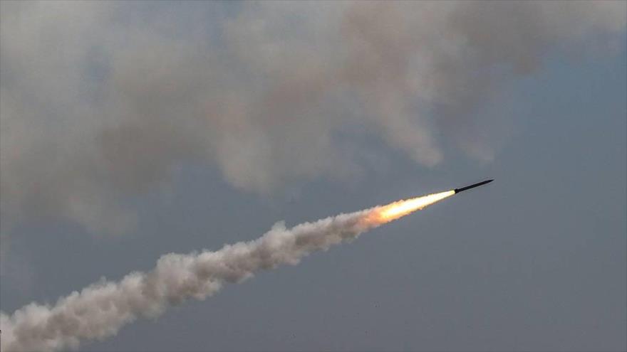 Un misil disparado por el movimiento palestino HAMAS desde la Franja de Gaza hacia los territorios ocupados por Israel. (Foto: TASS)