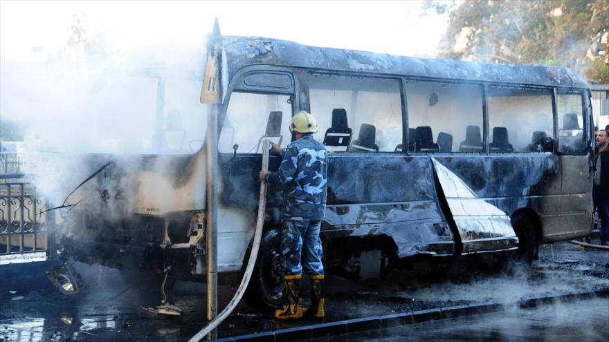 Un autobús del Ejército sirio fue atacado con artefactos explosivos en la capital siria, Damasco, 20 de octubre de 2021. (Foto: AFP)
