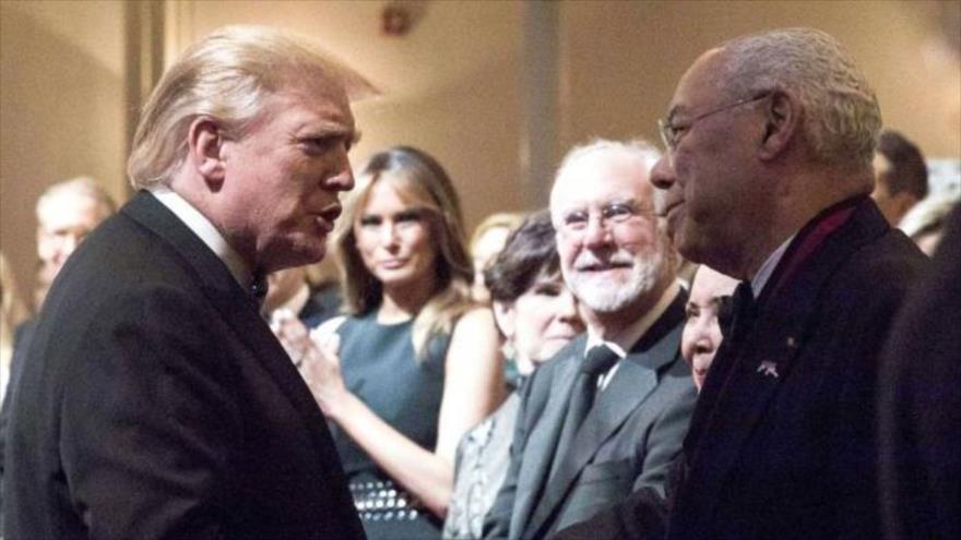 El expresidente de EE.UU. Donald Trump (izda.) saluda al exsecretario de Estado de EE.UU. Colin Powell, Washington, 2019.