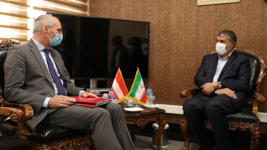 El jefe de la Organización de Energía Atómica de Irán, Mohamad Eslami, (dcha.) reunido con el embajador de Austria en Teherán, 20 de octubre de 2021. (Foto: IRNA)