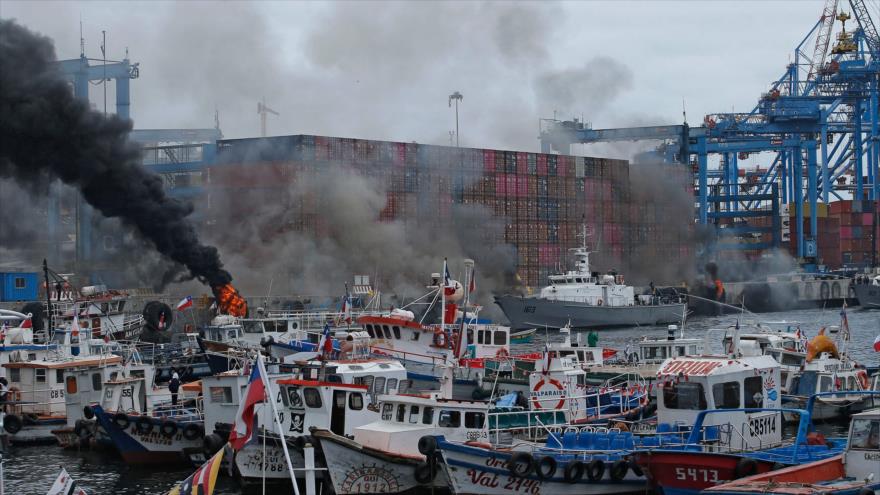 Armada de Chile reprime a pescadores artesanales en Valparaíso