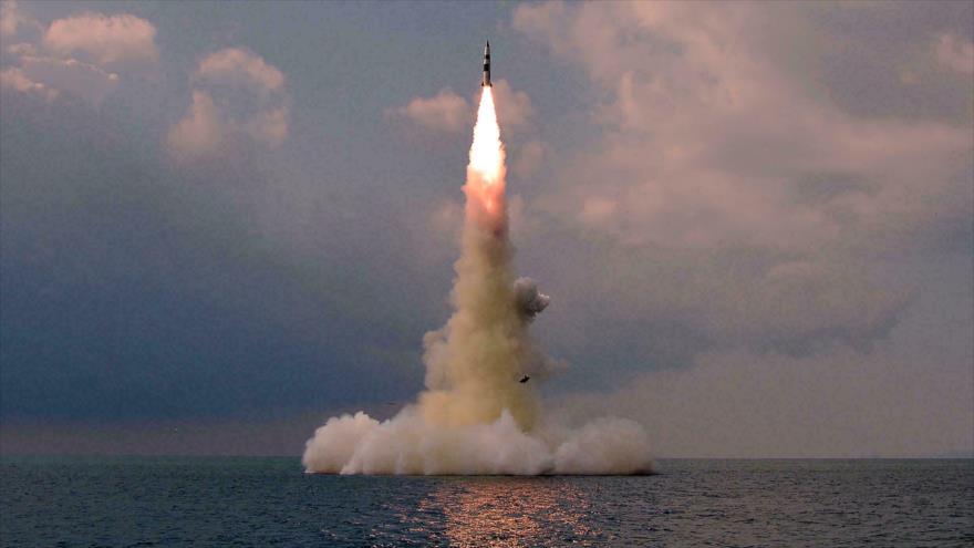 El momento de lanzamiento de un misil balístico desde un submarinos en Corea del Norte, 19 de octubre de 2021.