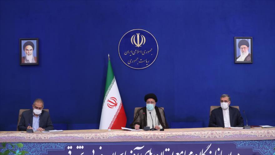 El presidente de Irán, Ebrahim Raisi (C), durante un encuentro con algunos diputados iraníes en Teherán, 21 de octubre de 2021. (Foto: President.ir)