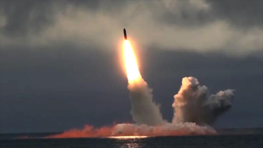 Lanzamiento del misil Bulava desde un submarino nuclear ruso.