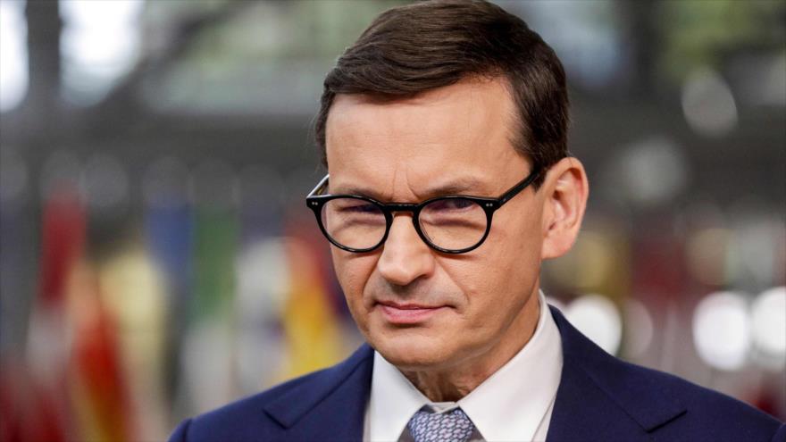 Primer ministro polaco, Mateusz Morawiecki, habla ante medios de comunicación en Bruselas, capital de Bélgica, 21 de octubre de 2021. (Foto: AFP)