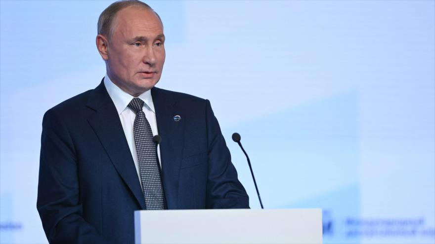 El presidente ruso, Vladimir Putin, ofrece un discurso durante un acto celebrado en la ciudad rusa de Sochi, 21 de octubre de 2021. (Foto: AFP)