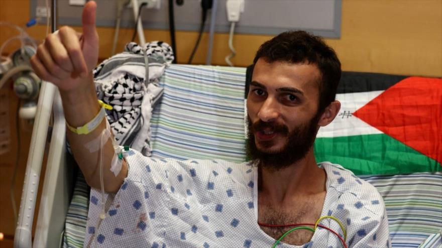 Un prisionero palestino finaliza su huelga de hambre después de su liberación de las cárceles israelíes, 9 de julio de 2021. (Foto: AFP)