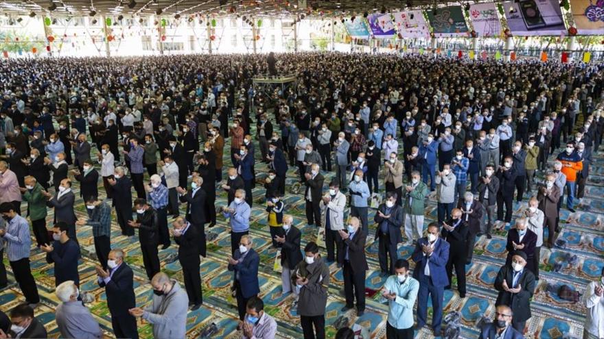 El rezo colectivo del viernes que fue suspendido hace 20 meses por las autoridades iraníes debido a la pandemia del coronavirus, Teherán, 22 de octubre de 2021. (Fuente: Farsnews.ir)