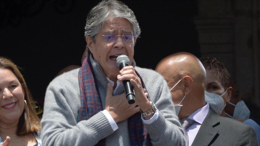 El presidente ecuatoriano, Guillermo Lasso, frente al palacio presidencial Carondelet en Quito, 20 de octubre de 2021. (Foto :AFP)