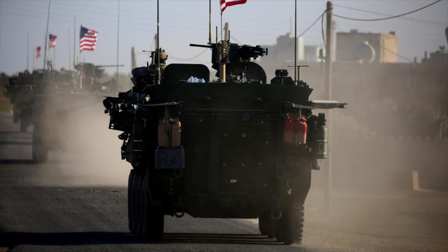 Un convoy de vehículos blindados de las fuerzas estadounidenses cerca de la aldea de Yalanli, en las afueras de la ciudad siria de Manbiy. (Foto: AFP)