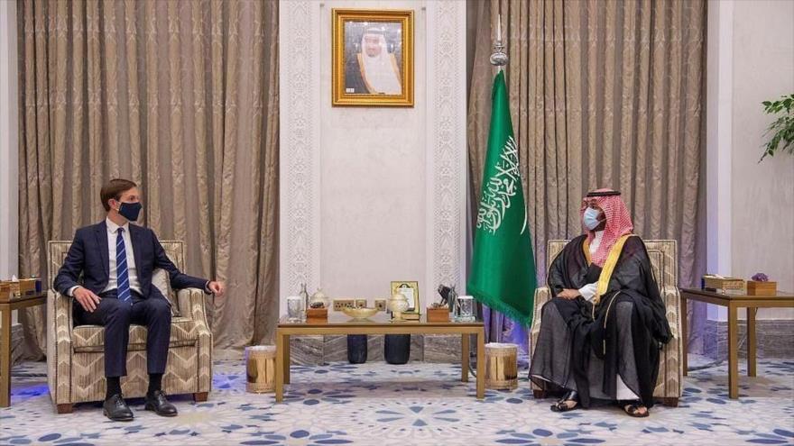 Príncipe heredero saudí, Muhamed bin Salman, (dcha.) y el exasesor principal de Casa Blanca, Jared Kushner (izq.), 1 de septiembre de 2020. (Foto: AFP)