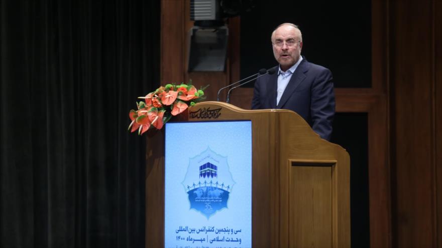 El presidente del Parlamento iraní, Mohamad Baqer Qalibaf, habla en clausura de 35.ª Conferencia de Unidad Islámica en Teherán, 23 de octubre de 2021.