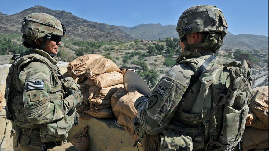 Dos soldados del Ejército de EE.UU. patrullan en paso fronterizo Torqam, entre Afganistán y Pakistán, 2 de octubre de 2011. (Foto: AFP)