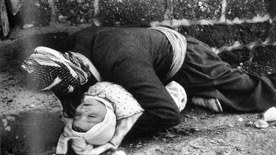 Niño iraní muerto por bombardeo químico del régimen del exdictador iraquí Sadam Husein en la ciudad de Sardasht, junio de 1987.