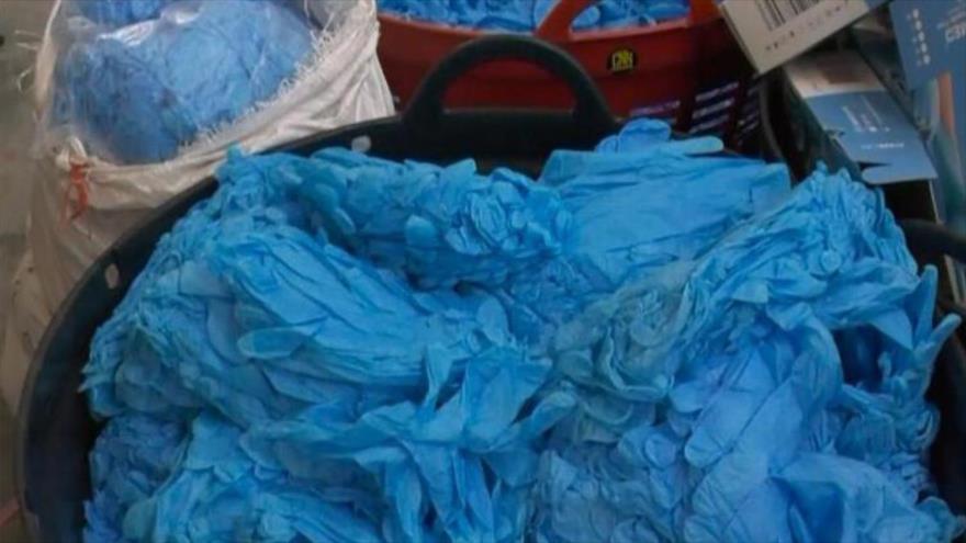 Guantes de nitrilo de segunda mano sucios y sospechosos en un almacén en Bangkok, diciembre de 2020. (Foto: CNN)