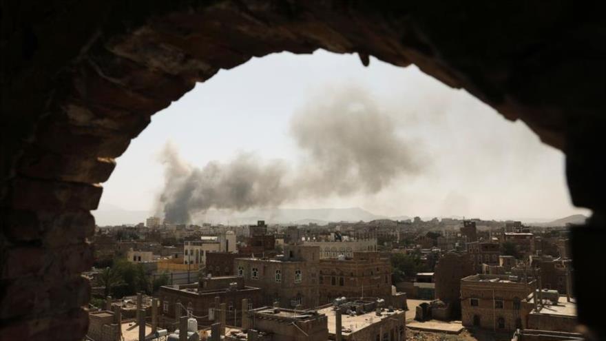 Nube de humo se eleva tras los ataques aéreos lanzados por Arabia Saudí contra Saná, capital yemení, 7 de marzo de 2021. (Foto: Reuters)