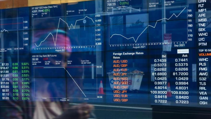 Pantallas muestran diferentes niveles de precios de crudo a nivel mundial.