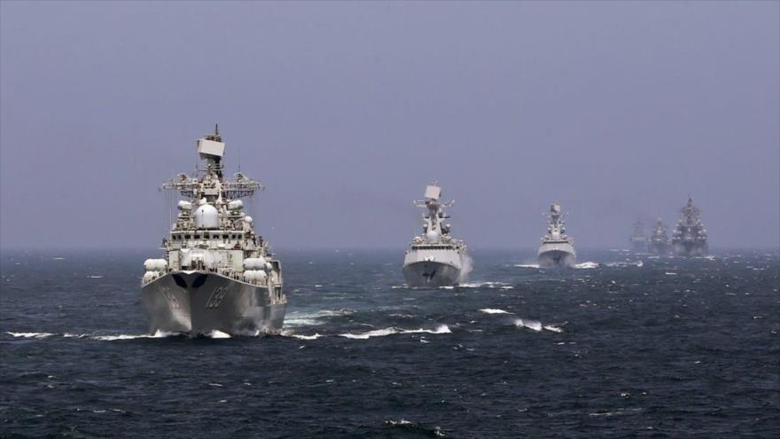 Buques de guerra de China y de Rusia durante un ejercicio naval conjunto. (Foto: Reuters)