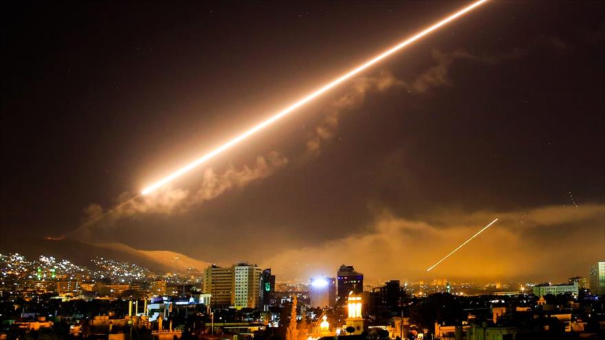 Defensa antiaérea de Siria intenta repeler un ataque aéreo contra Damasco, la capital.