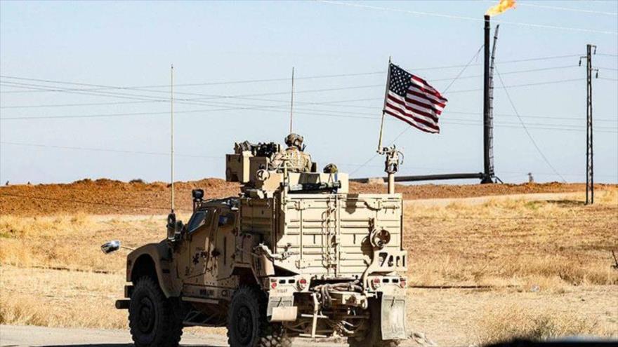 Un vehículo blindado militar de Estados Unidos pasa en una patrulla por delante de un pozo de petróleo en la provincia nororiental de Al-Hasaka, Siria.