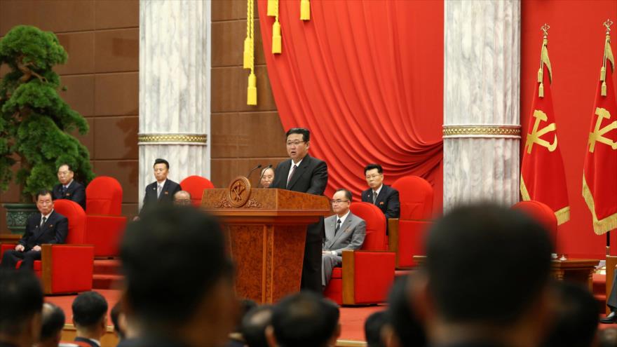 El líder norcoreano, Kim Jong-un (c), pronuncia un discurso durante un evento en Pyongyang, capital, 10 de octubre de 2021. (Foto: AP)
