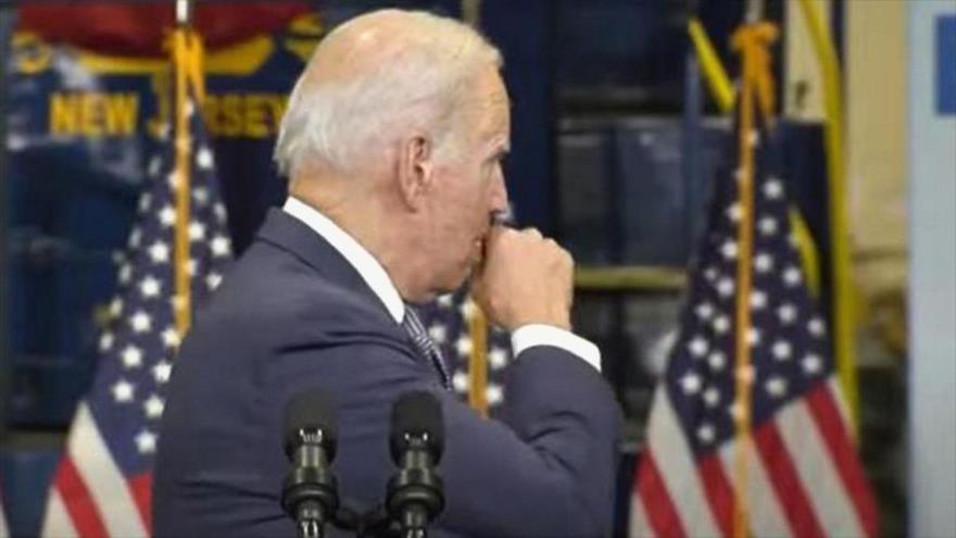Vídeo: Biden tose en su puño y saluda con apretón de manos al público