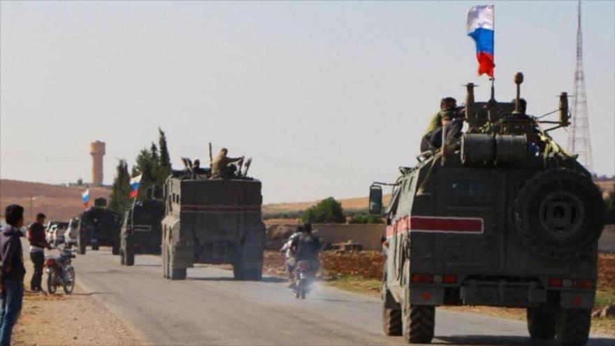 Un convoy de vehículos militares rusos conduce hacia la ciudad de Kobane, en el noreste de Siria, 23 de octubre de 2019. (Foto: AFP)
