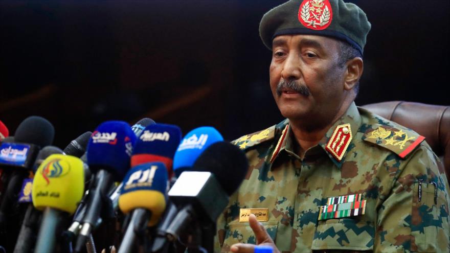 El comandante en jefe del Ejército, Abdel Fatah al-Burhan en una rueda de prensa, en Jartum, capital de Sudán, 26 de octubre de 2021. (Foto: AFP)