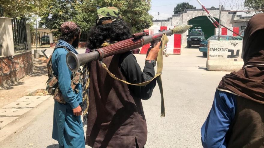 Las fuerzas talibanes montan guardia dentro de Kabul, capital afgana,16 de agosto de 2021. (Foto: Reuters)