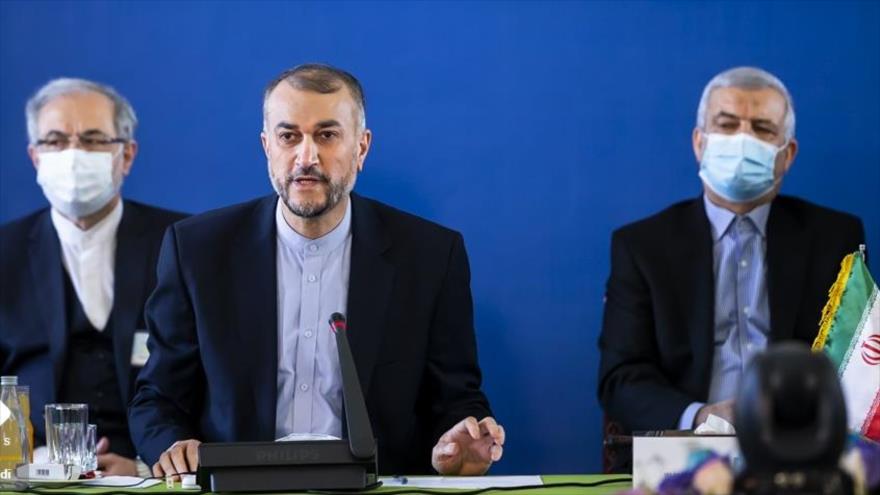 Canciller iraní, Hosein Amir Abdolahian (C), interviene en conferencia sobre Afganistán en Teherán, capital persa, 27 de octubre de 2021. (Foto: Fars)