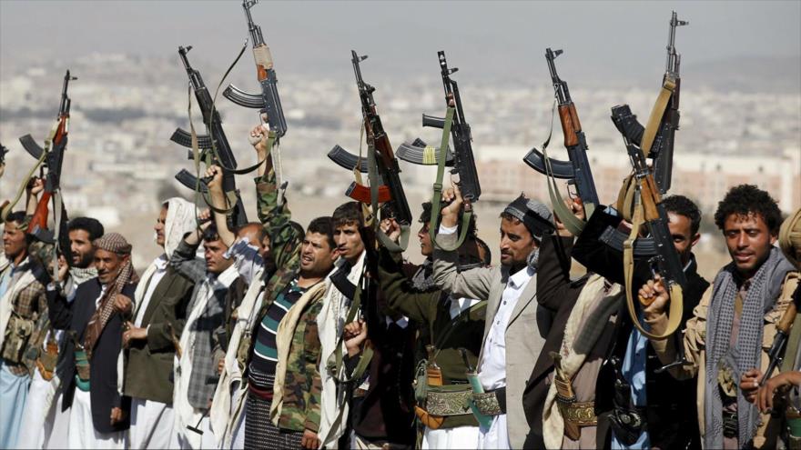 Combatientes del movimiento popular Ansarolá tras una victoria frente a los mercenarios de Arabia Saudí. (Foto: Reuters)