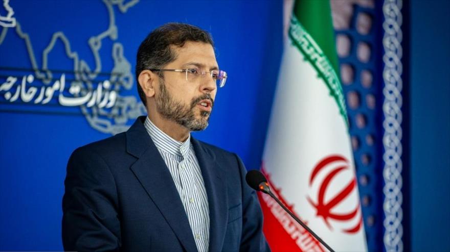 El portavoz de la Cancillería iraní, Said Jatibzade, durante una rueda de prensa en Teherán, capital, 26 de octubre de 2021. (Foto: FARS)