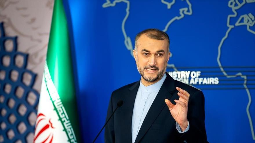 El Canciller iraní, Hosein Amir Abdolahian, ofrece un discurso tras conferencia sobre Afganistán en Teherán, 27 de octubre de 2021. (Foto: Fars)