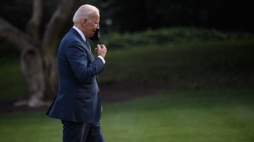 El presidente de EE.UU., Joe Biden, camina en la Casa Blanca en Washington D.C., 25 de octubre de 2021. (Foto: AFP)