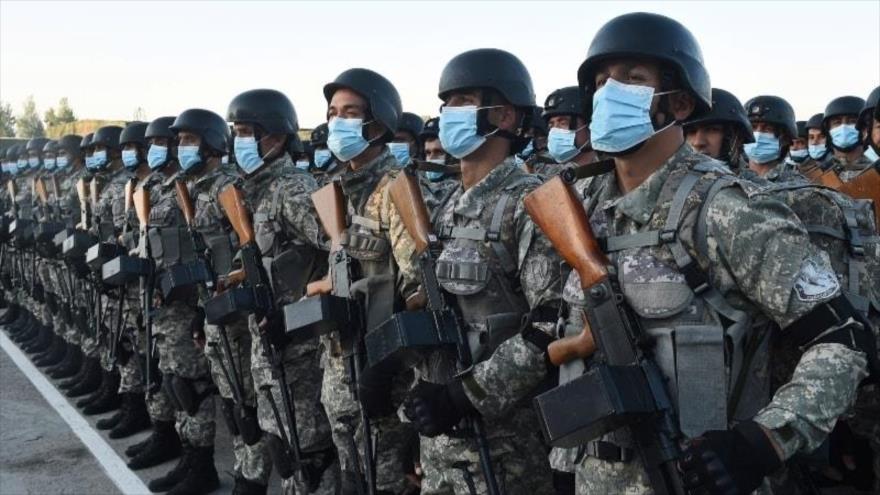 Soldados tayikos durante un desfile después de un ejercicio militar a nivel nacional, en Dusambé, la capital, el 22 de juliode 2021. (Foto: Reuters)