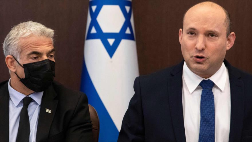 Premier israelí, Naftali Bennett (dcha.), y el canciller del régimen de Tel Aviv, Yair Lapid, en una reunión, Al-Quds, 5 de septiembre de 2021. (Foto: AFP)