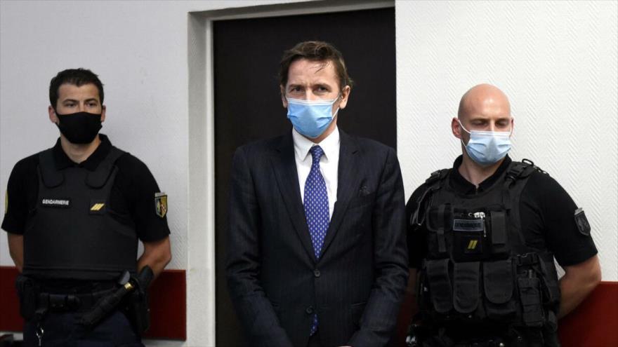 Rémy Daillet (centro) exdiputado francés, al comienzo de su audiencia en un juzgado de Nancy, Francia, 16 de junio de 2021. (Foto: AFP)