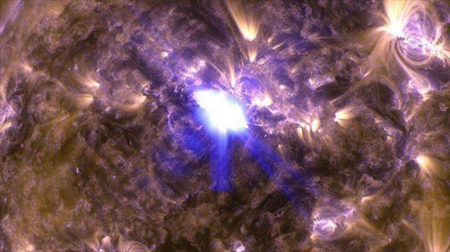 Imagen de una llamarada solar de clase M6.5, tomada el 11 de abril de 2013.
