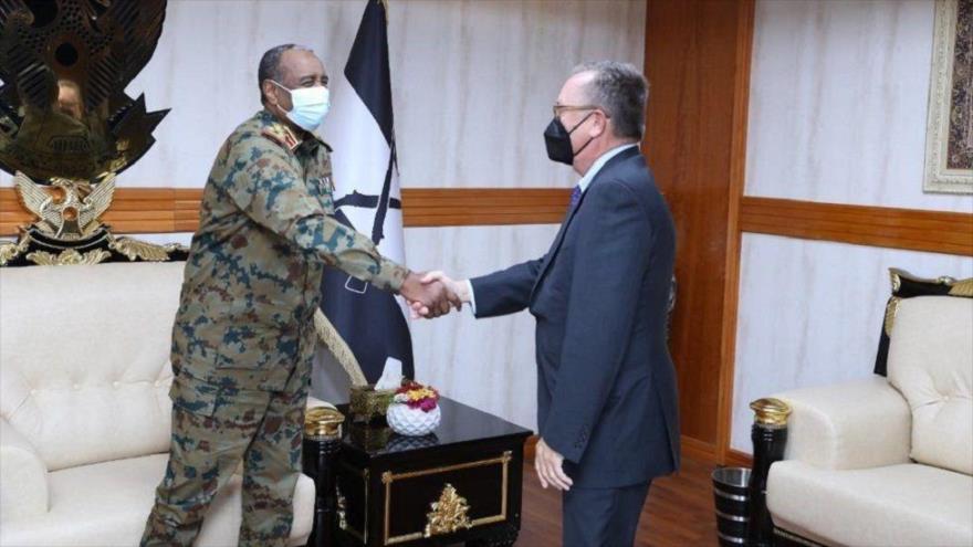 El enviado especial de EE.UU. para Asuntos de Cuerno Africano, Jeffrey Feltman, (dcha.) reunido con el comandante en el jefe del Ejército sudanés, Abdel Fatah al-Burhan.